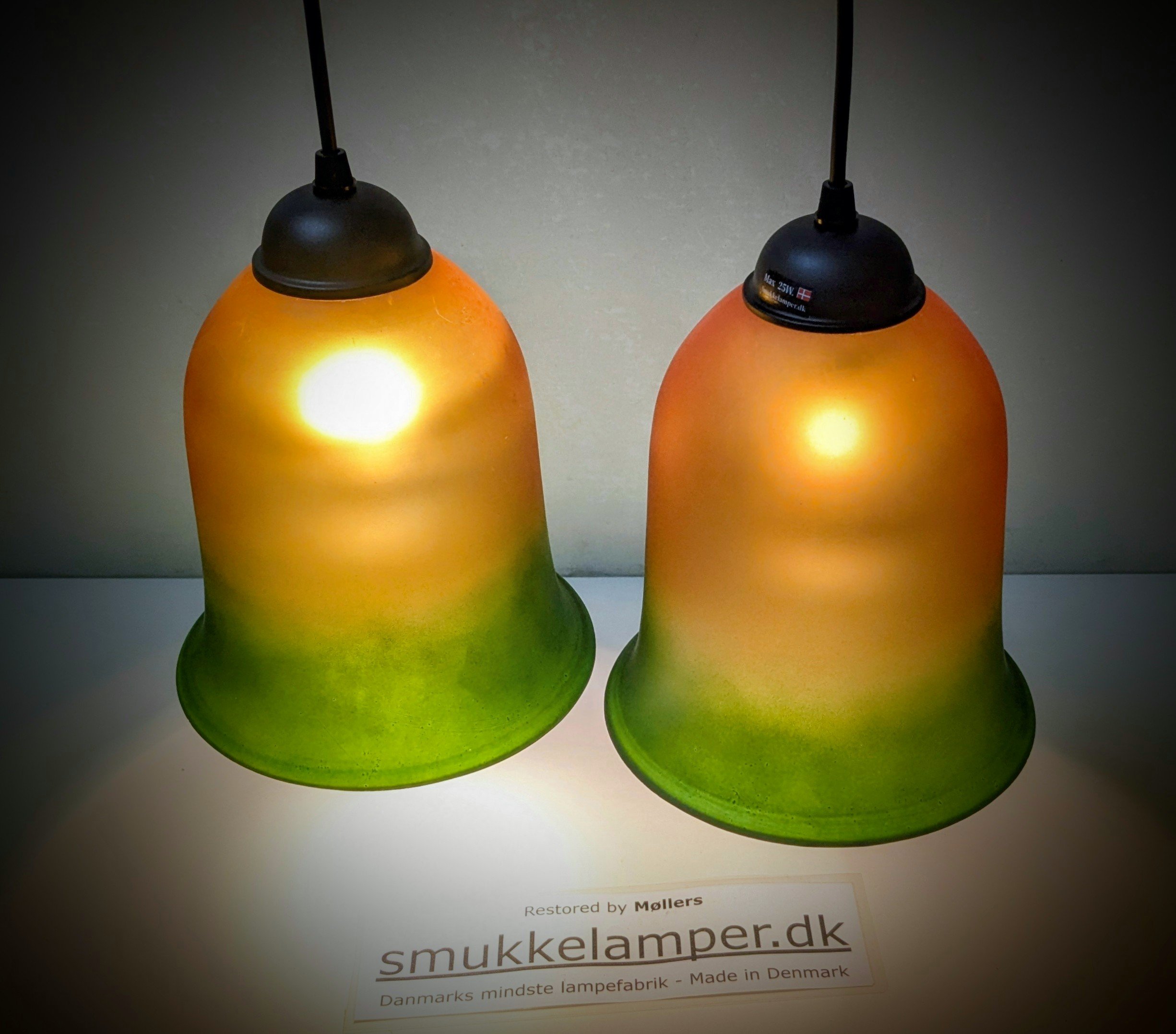 Sæt med to glas pendler i green burst. Ø19. 23cmH. Nyt el. Sæt. Redesign.