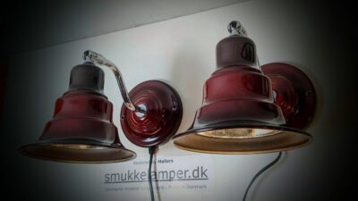 Sæt med 2 bordeaux røde væglamper fra 1970. Aneta. Ø17,5. 30 cm udhæng.