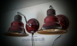 Sæt med 2 bordeaux røde væglamper fra 1970. Aneta. Ø17,5. 30 cm udhæng.