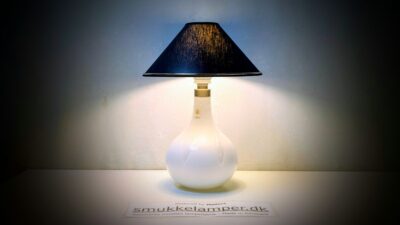 Mellem Helios dansk fremstillet bordlampe. Holmegaard. 35 cmH. Arne Brazell design. Nyt el.