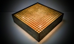 Stor dansk design plafond fra 1960. Nyt el. 32,5×32,5. Bejdset fyrretræ.