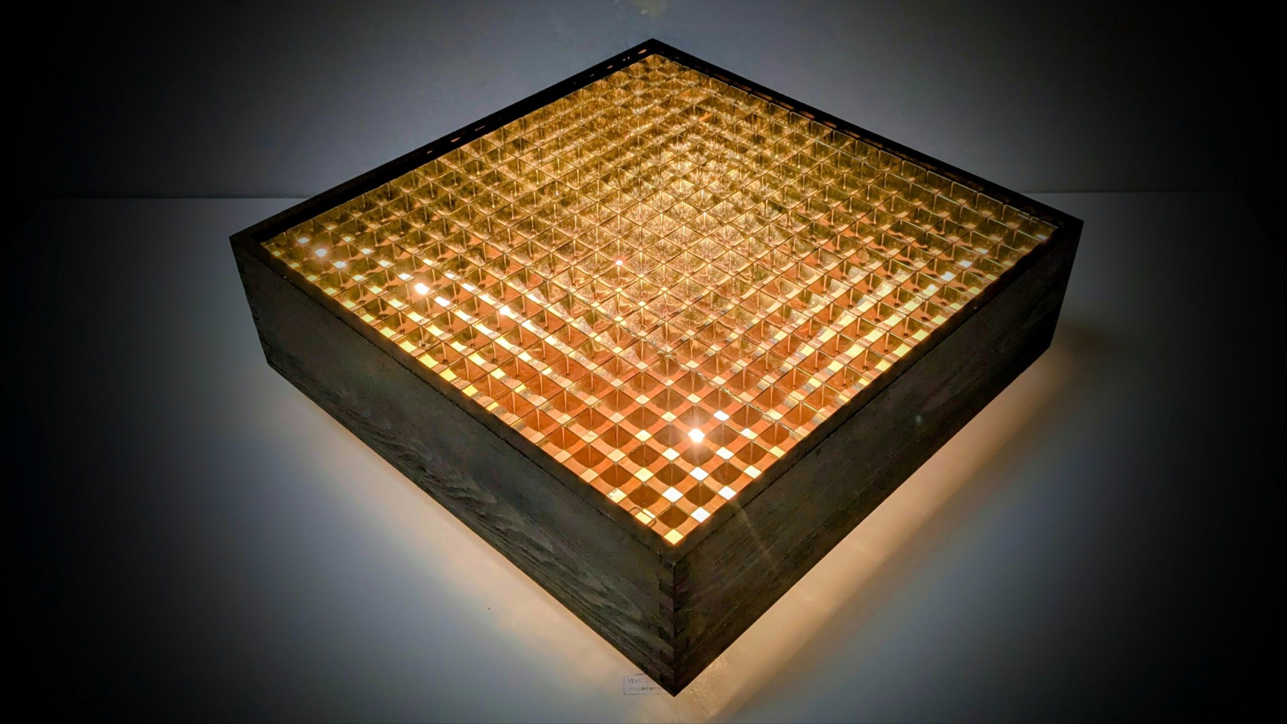 Stor dansk design plafond fra 1960. Nyt el. 32,5×32,5. Bejdset fyrretræ.