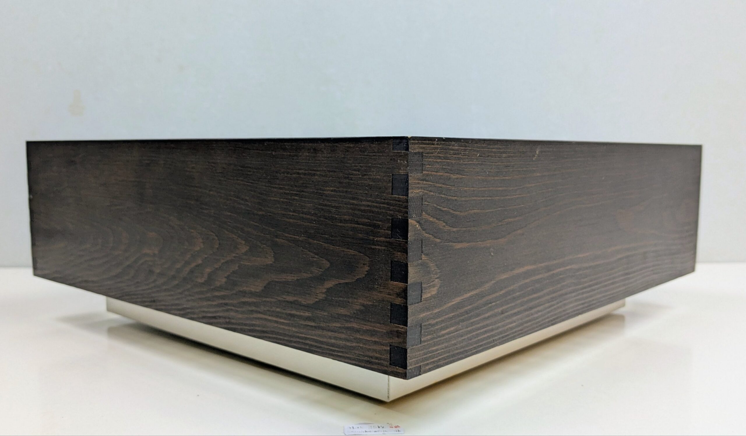 Stor dansk design plafond fra 1960. Nyt el. 32,5×32,5. Bejdset fyrretræ.