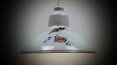 Smuk FDB keramik pendel. Hvid glaseret med lyserøde blomster. Nyt el. 28,5 cm.