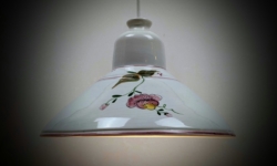 Smuk FDB keramik pendel. Hvid glaseret med lyserøde blomster. Nyt el. 28,5 cm.