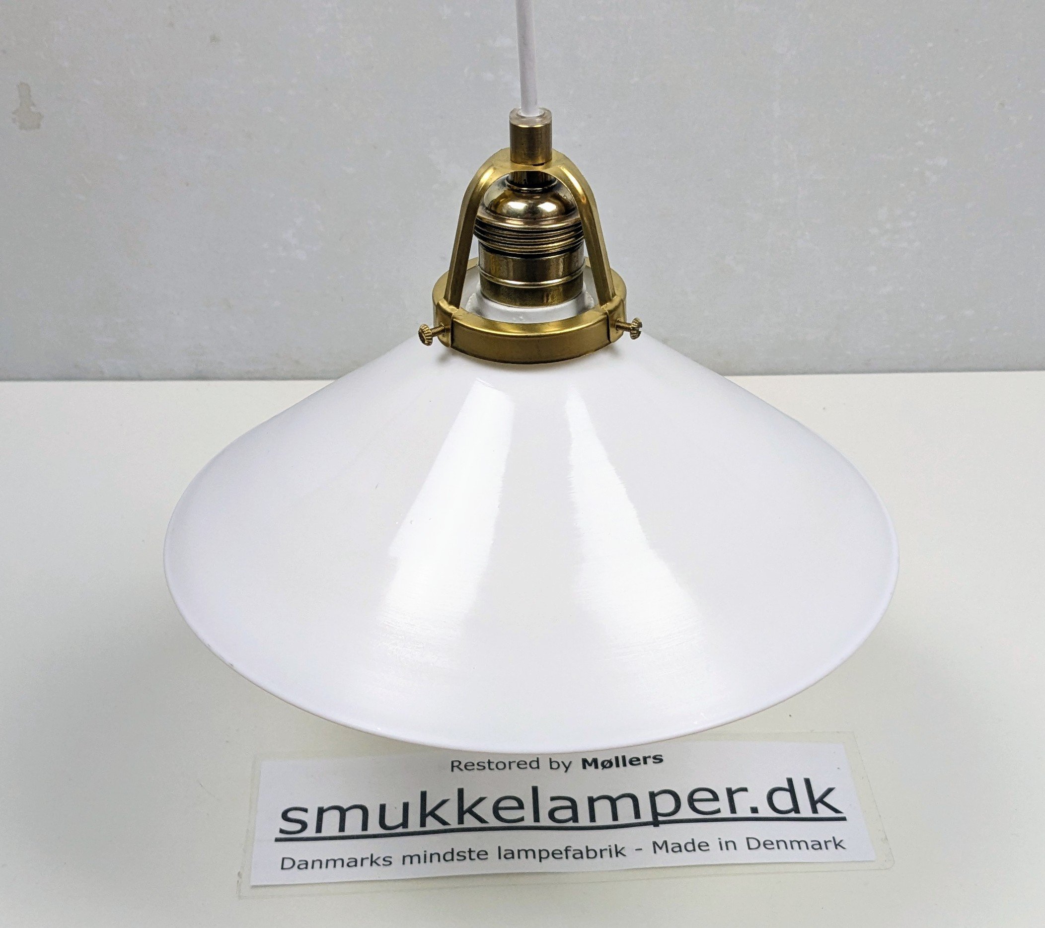 Holmegaard antik skomager pendel. Ø25,2 – 9,1 cmH. Messing m.m. 1930.