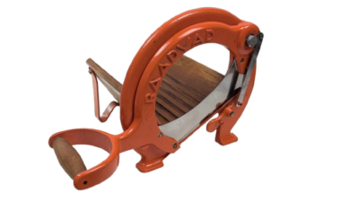 Raadvad brødskærer i Orange. I flot ældet stand.