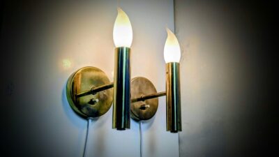 Sæt med to danske Laoni væglamper i messing. 1960. Til store glødepærer. Delvist nyt el.