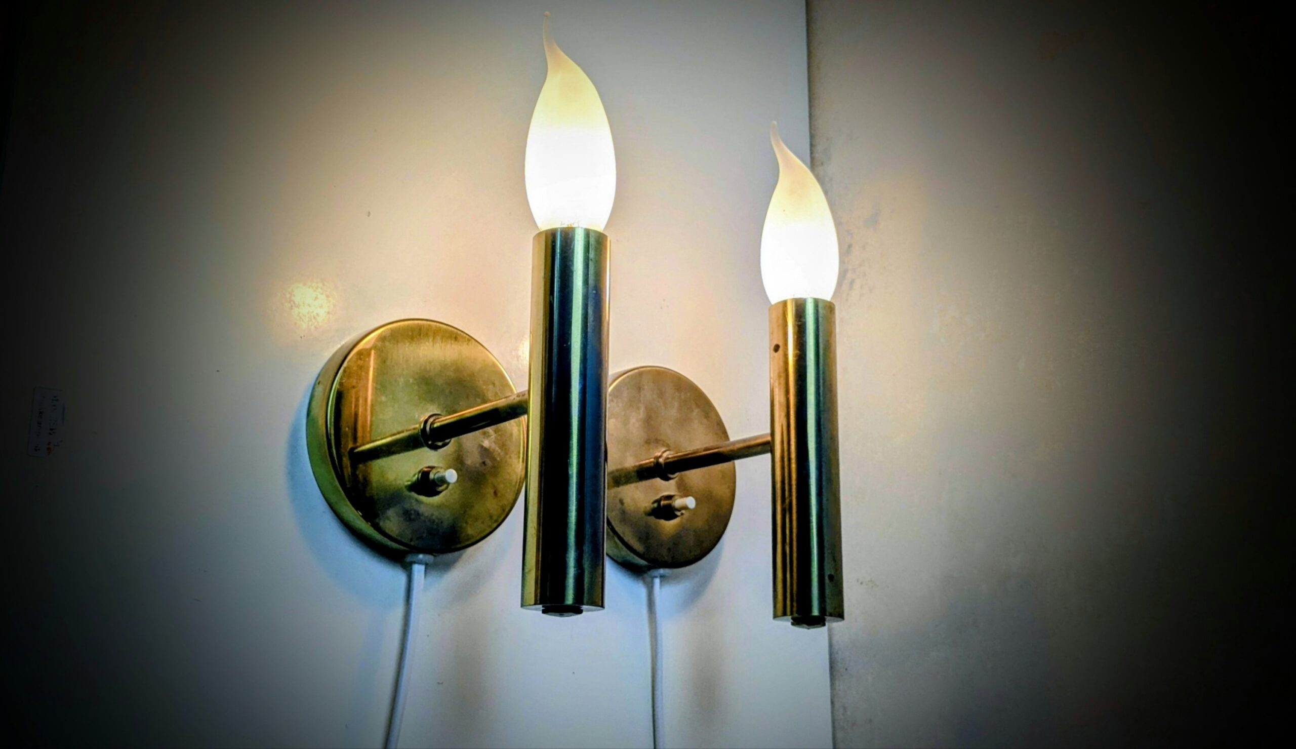 Sæt med to danske Laoni væglamper i messing. 1960. Til store glødepærer. Delvist nyt el.