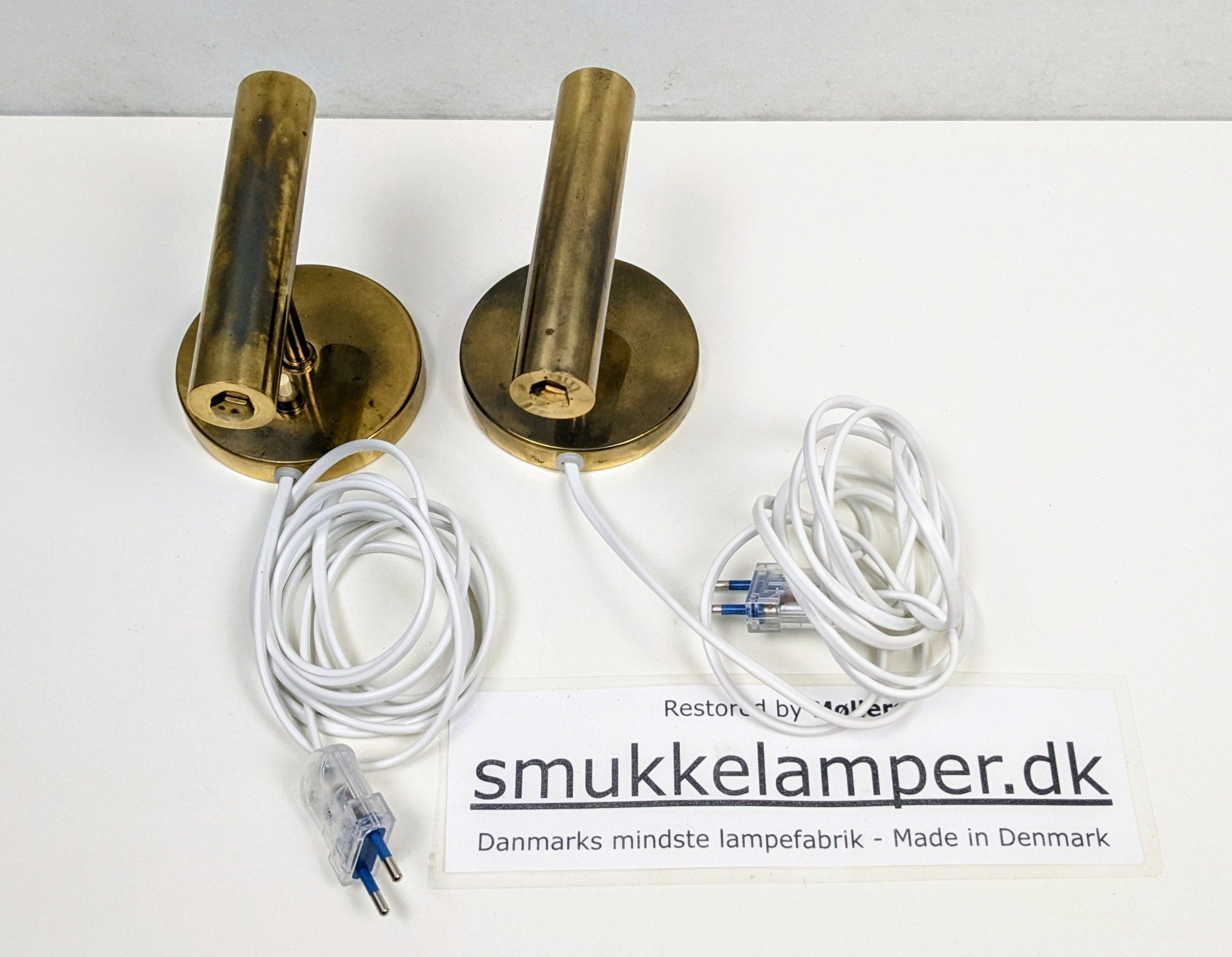 Sæt med to danske Laoni væglamper i messing. 1960. Til store glødepærer. Delvist nyt el.