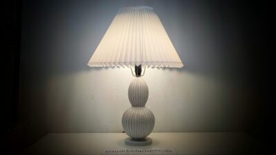 Skøn harmonisk Schollert keramik lampe fra 1960. Fuld restaureret. 53 cmH. Nyt el