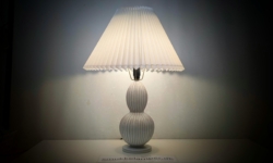 Skøn harmonisk Schollert keramik lampe fra 1960. Fuld restaureret. 53 cmH. Nyt el