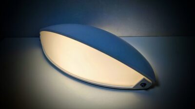 Hans Agne Jakobson "Oyster" væglampe fra 1990. Ubrugt.Nyt el. 47 cm bred. Hvid. Flot stand.