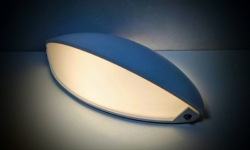 Hans Agne Jakobson “Oyster” væglampe fra 1990. Ubrugt.Nyt el. 47 cm bred. Hvid. Flot stand.