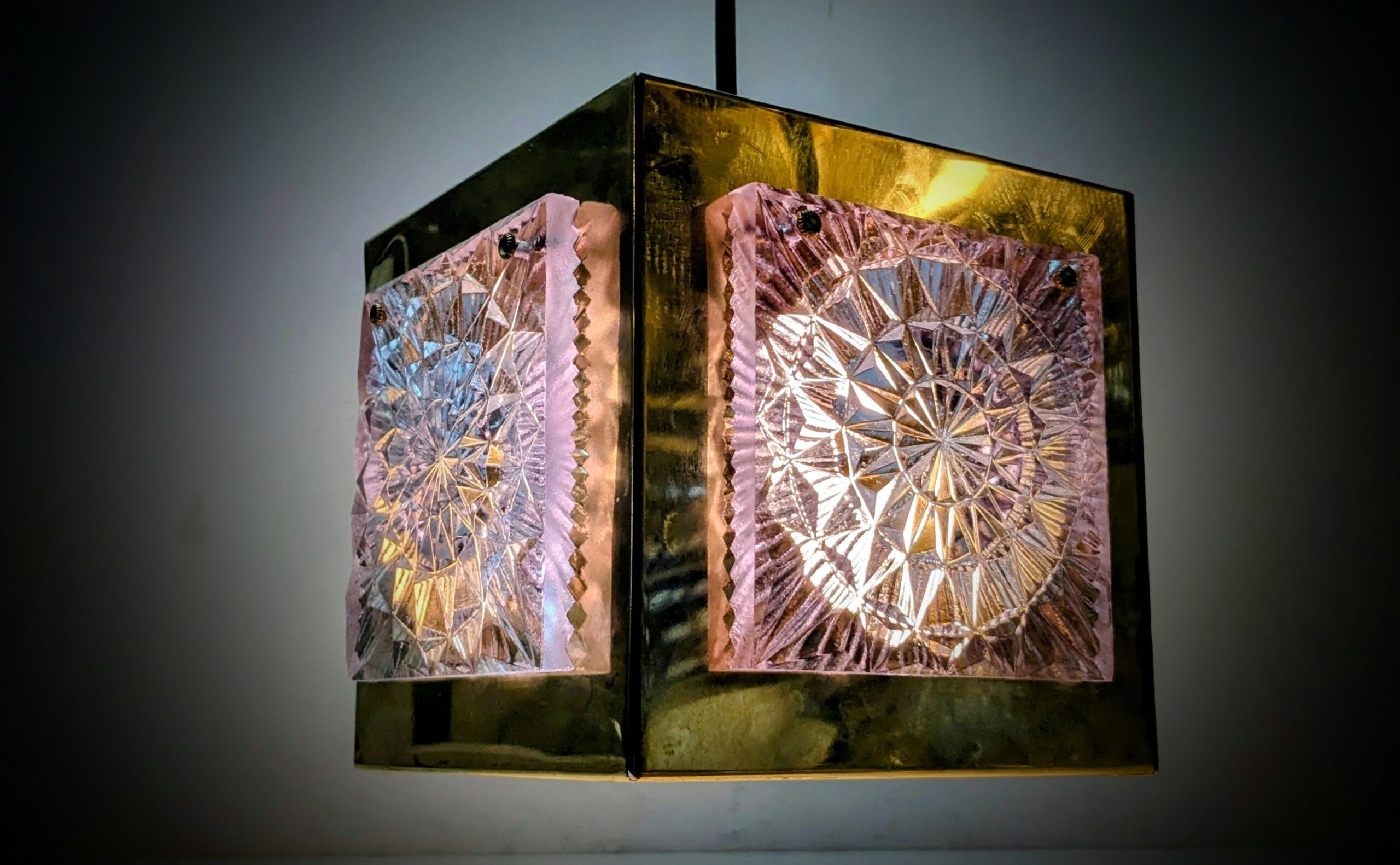 Skøn fuld restaureret kube pendel fra 1960. Purple amaze. 16×16. Nypoleret, nyt el.