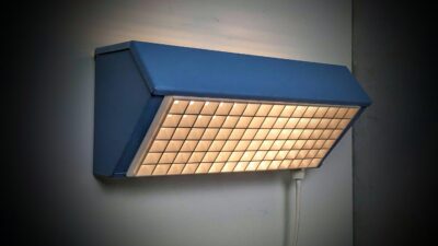 Klassisk skandinavisk design væglampe 1990. Lysblå. V204. I perfekt stand.