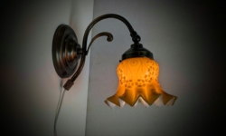 Skøn karamel farvet væglampe med nyt el. 22 cmH.