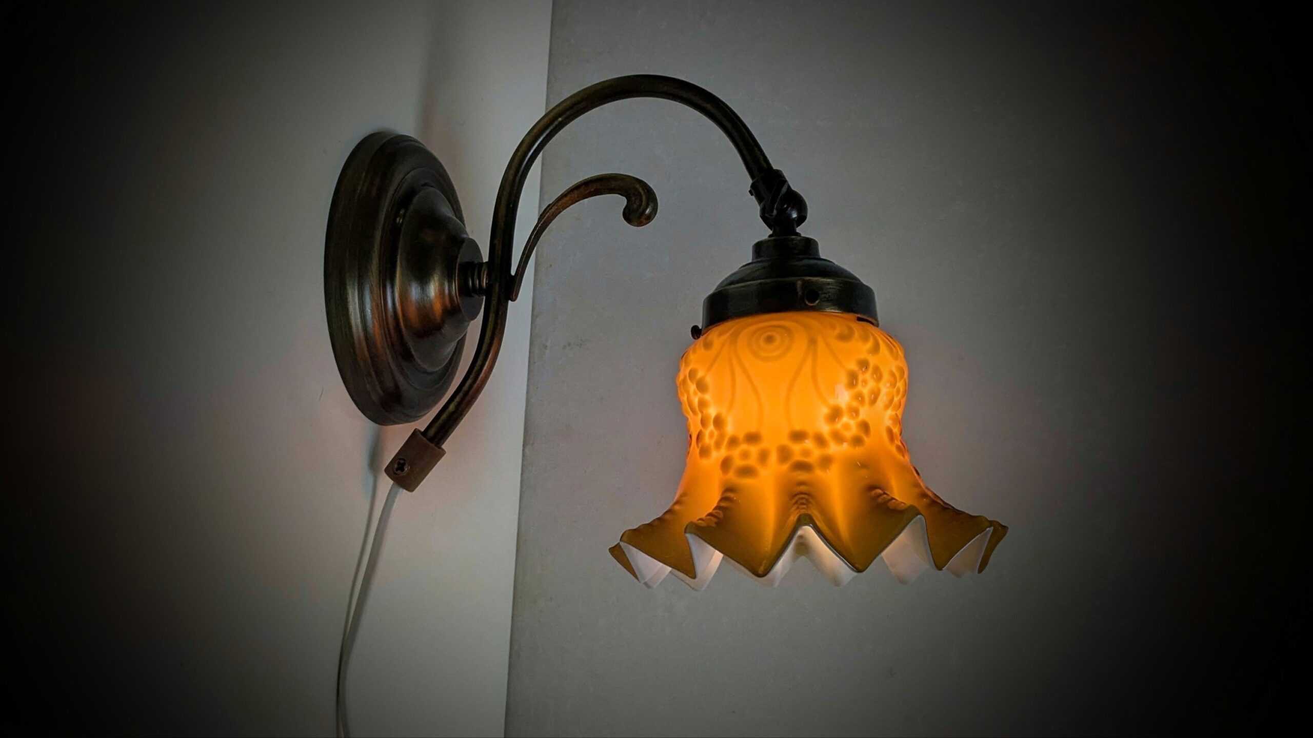 Skøn karamel farvet væglampe med nyt el. 22 cmH.