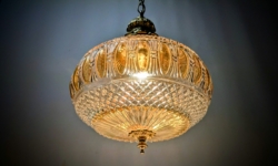 Skøn Emperisk Hollywood Regency glas lampe fra 1960. Ø30. Nyt el. Messing. 50 cm fast nedhæng.