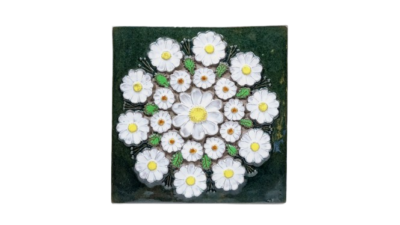 Marguerit relief i keramik med mørk grøn glasur. 30x30 cm. Ti væg ophæng.