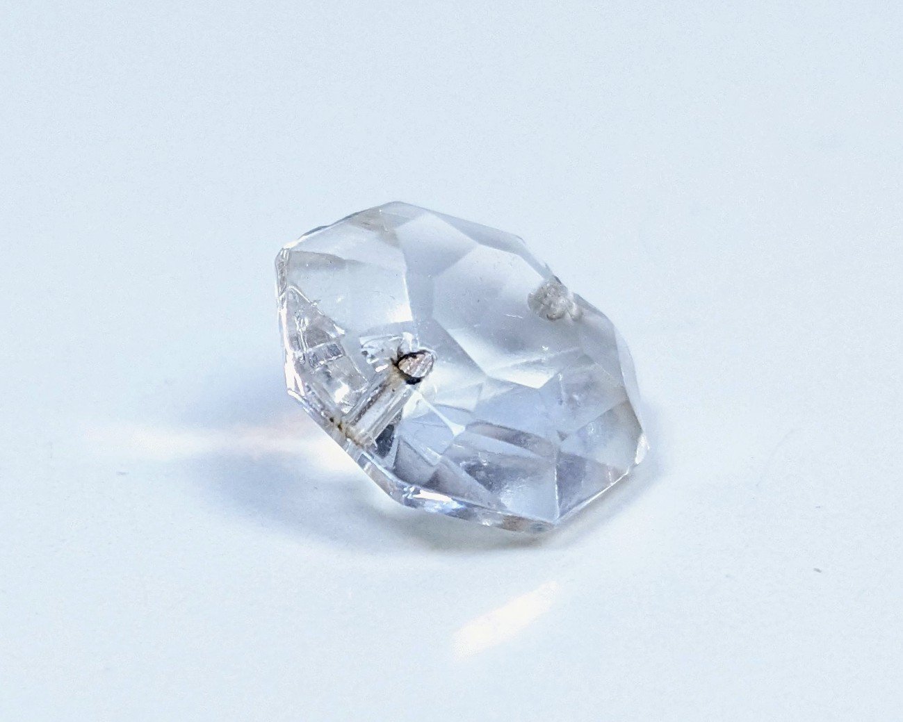 Krystal prisme til lysekrone. 16mmH. 15 mmB. 33 facet slebne sider. Brilliant Octogons