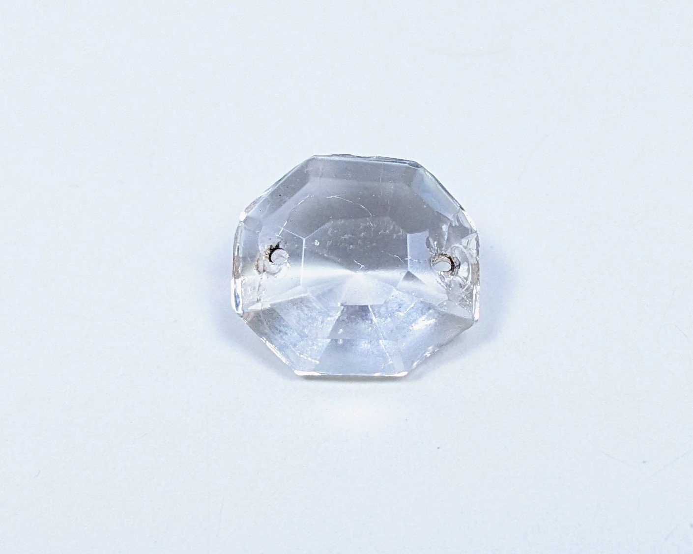 Krystal prisme til lysekrone. 16mmH. 15 mmB. 33 facet slebne sider. Brilliant Octogons