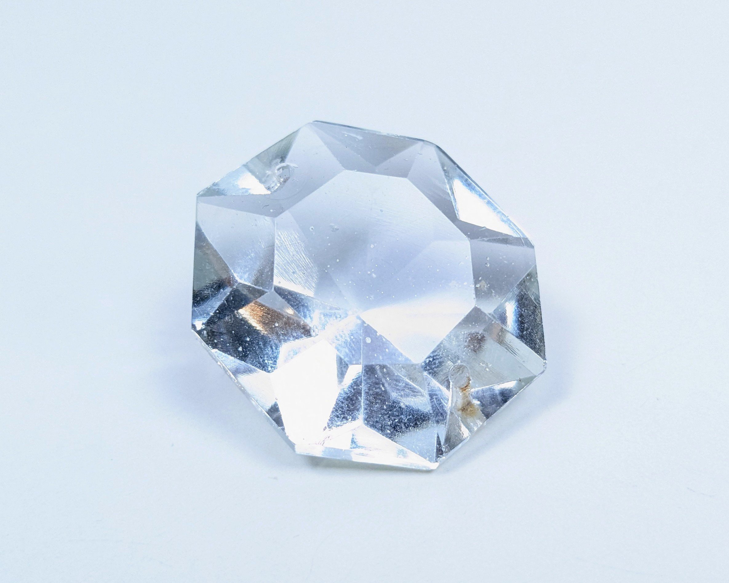 Krystal prisme til lysekrone. 32mmH. 29 mmB. 32 facet slebne sider. Brilliant Octogons
