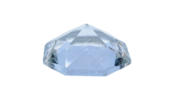 Krystal prisme til lysekrone. 32mmH. 29 mmB. 32 facet slebne sider. Brilliant