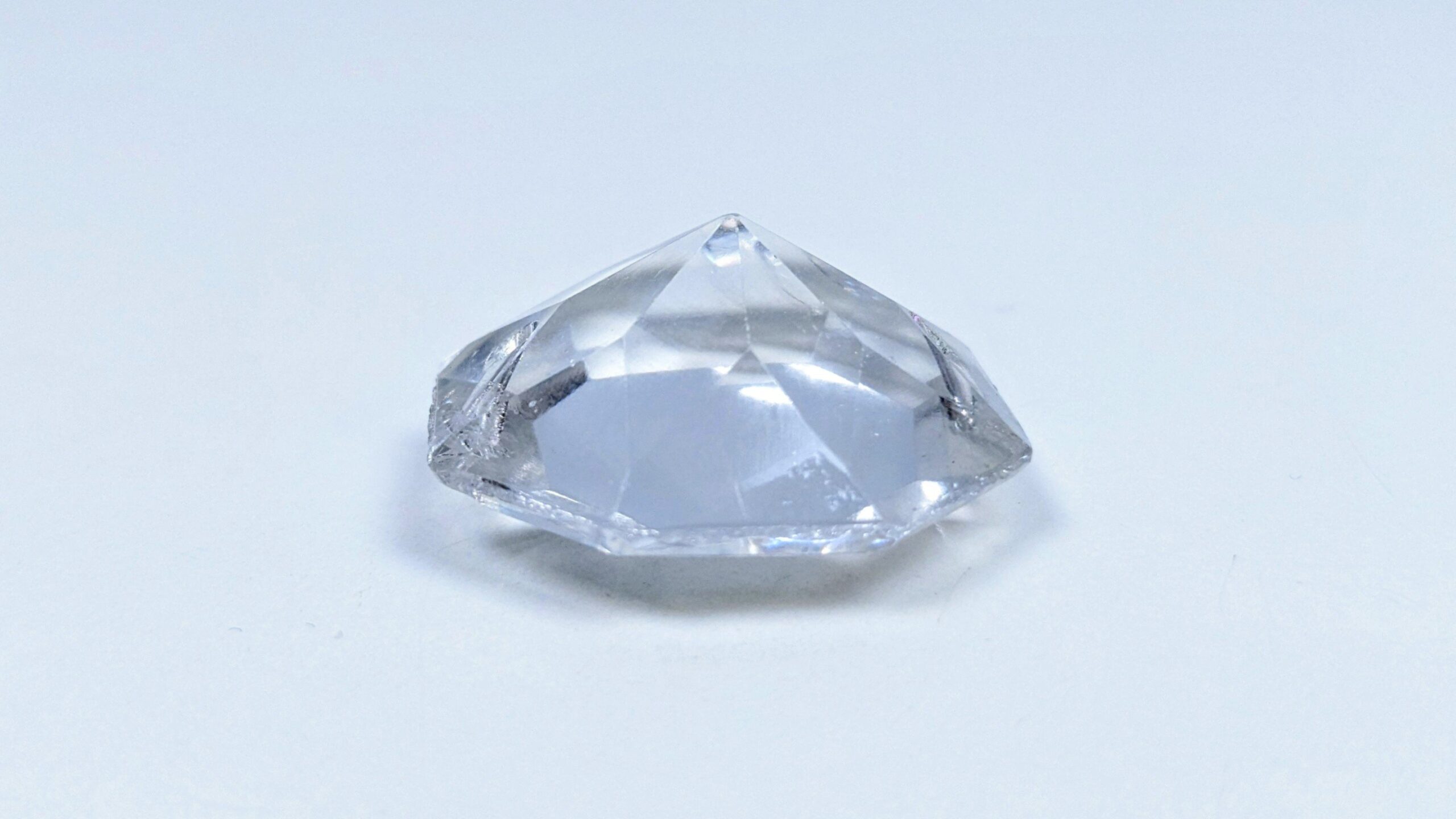 Krystal prisme til lysekrone. 30mmH. 27 mmB. 33 facet slebne sider. Brilliant Octogons