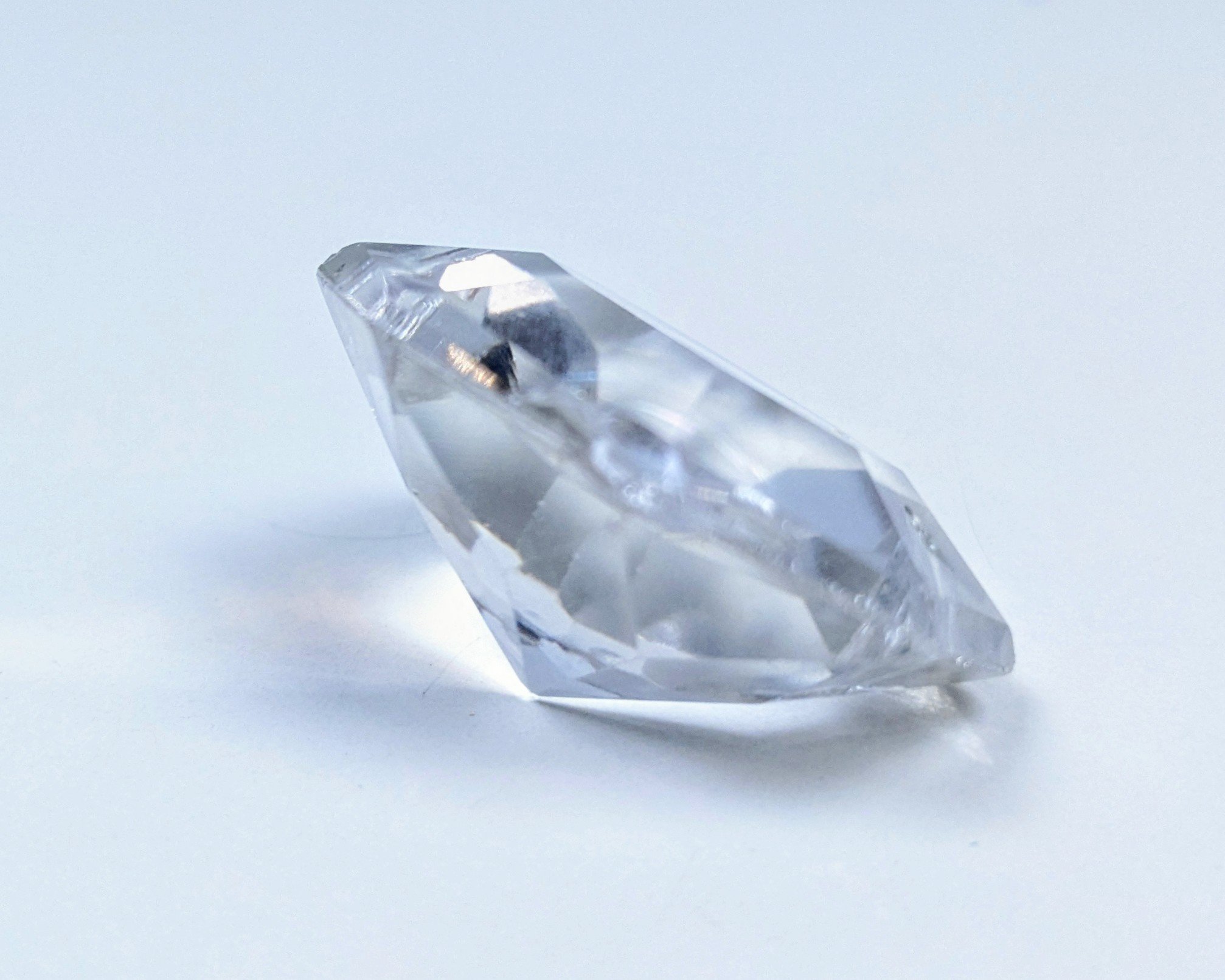 Krystal prisme til lysekrone. 30mmH. 27 mmB. 33 facet slebne sider. Brilliant Octogons