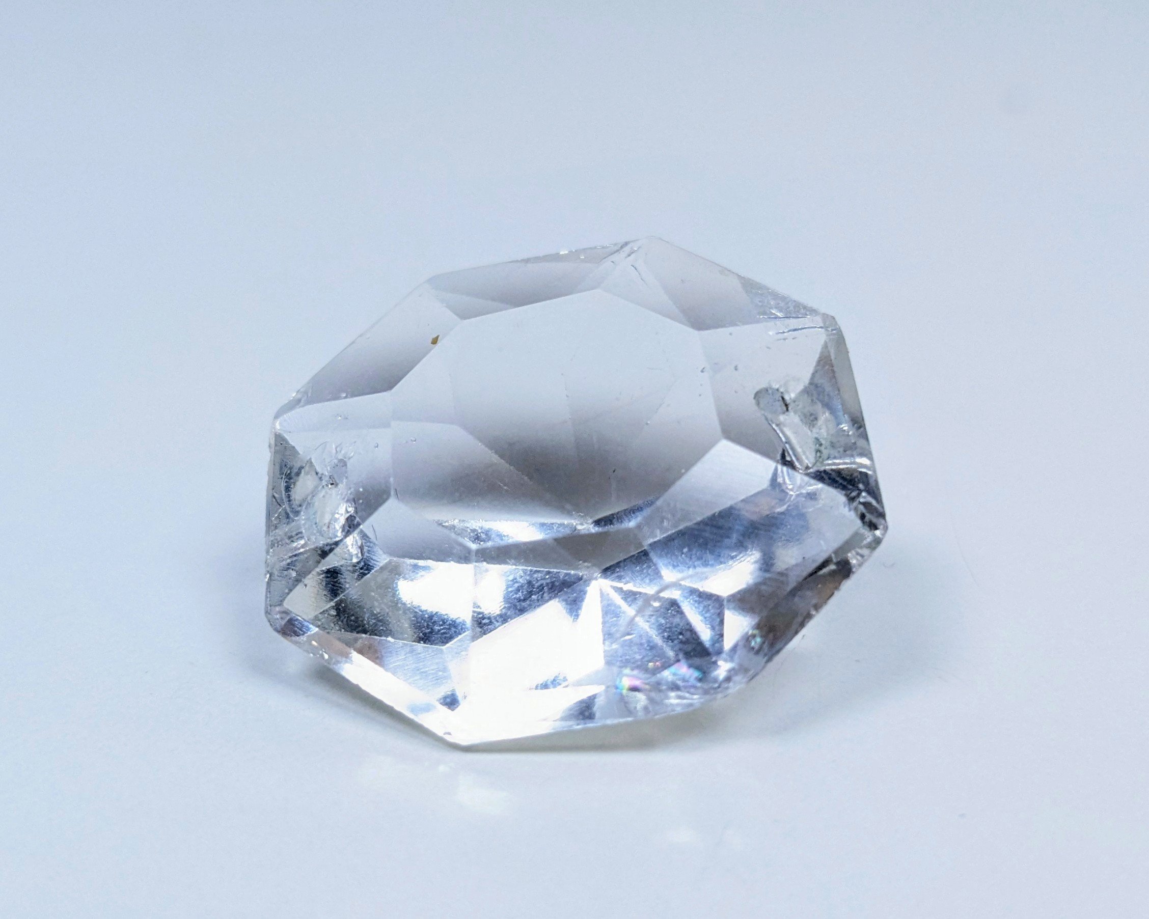 Krystal prisme til lysekrone. 30mmH. 27 mmB. 33 facet slebne sider. Brilliant Octogons