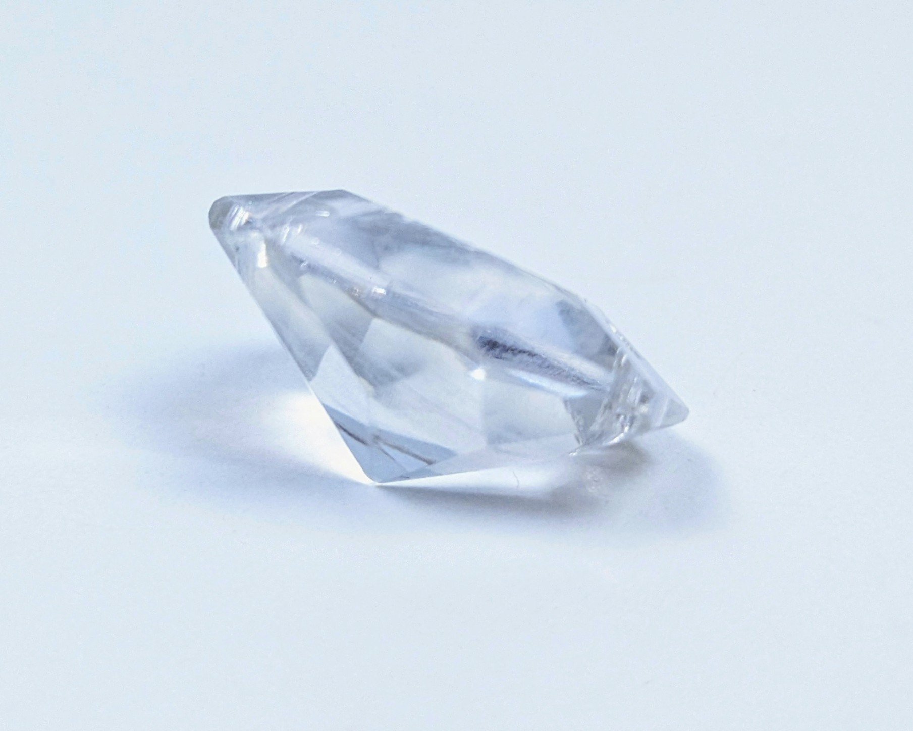 Krystal prisme til lysekrone. 24mmH. 22 mmB. 33 facet slebne sider. Brilliant Octogons