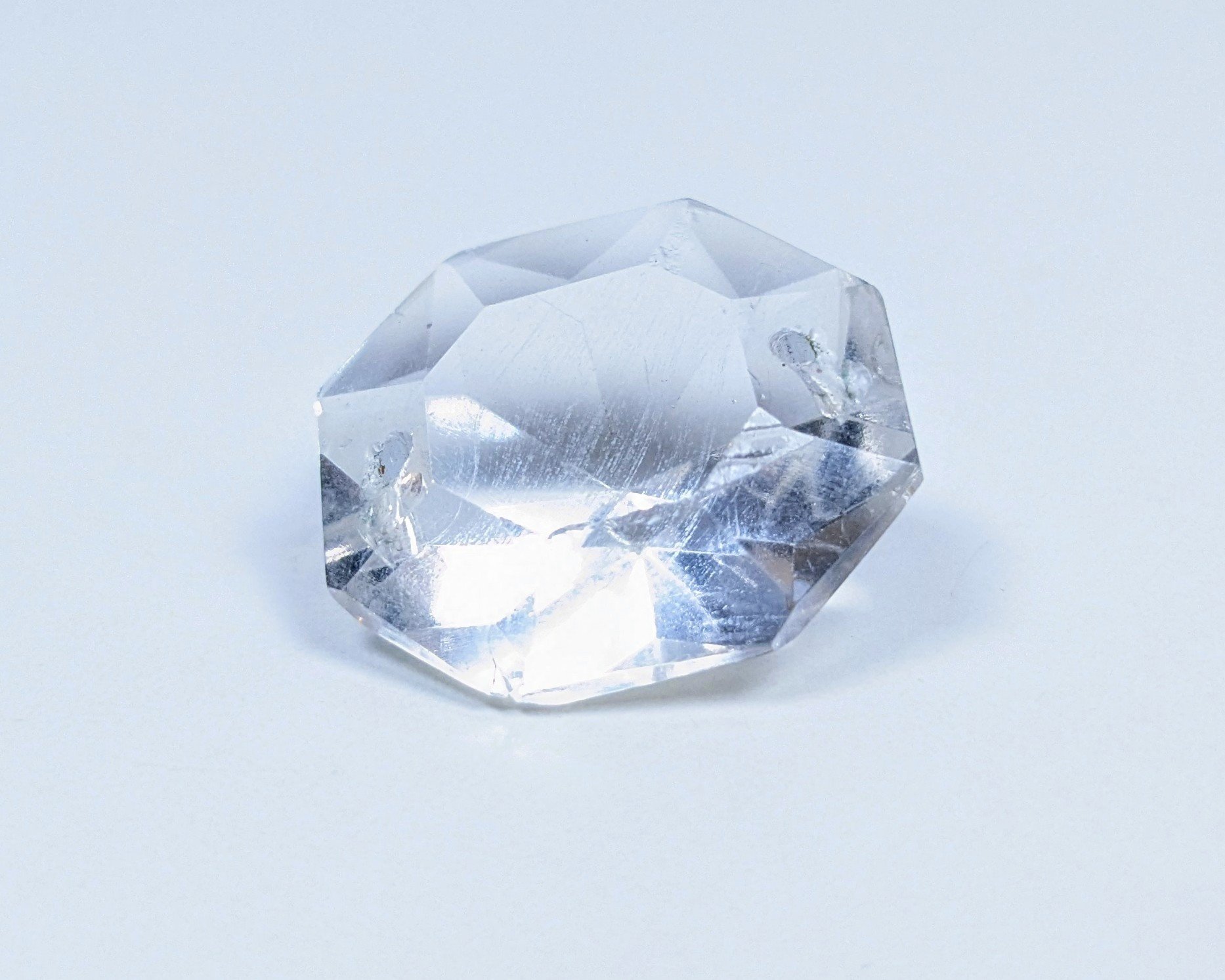 Krystal prisme til lysekrone. 24mmH. 22 mmB. 33 facet slebne sider. Brilliant Octogons