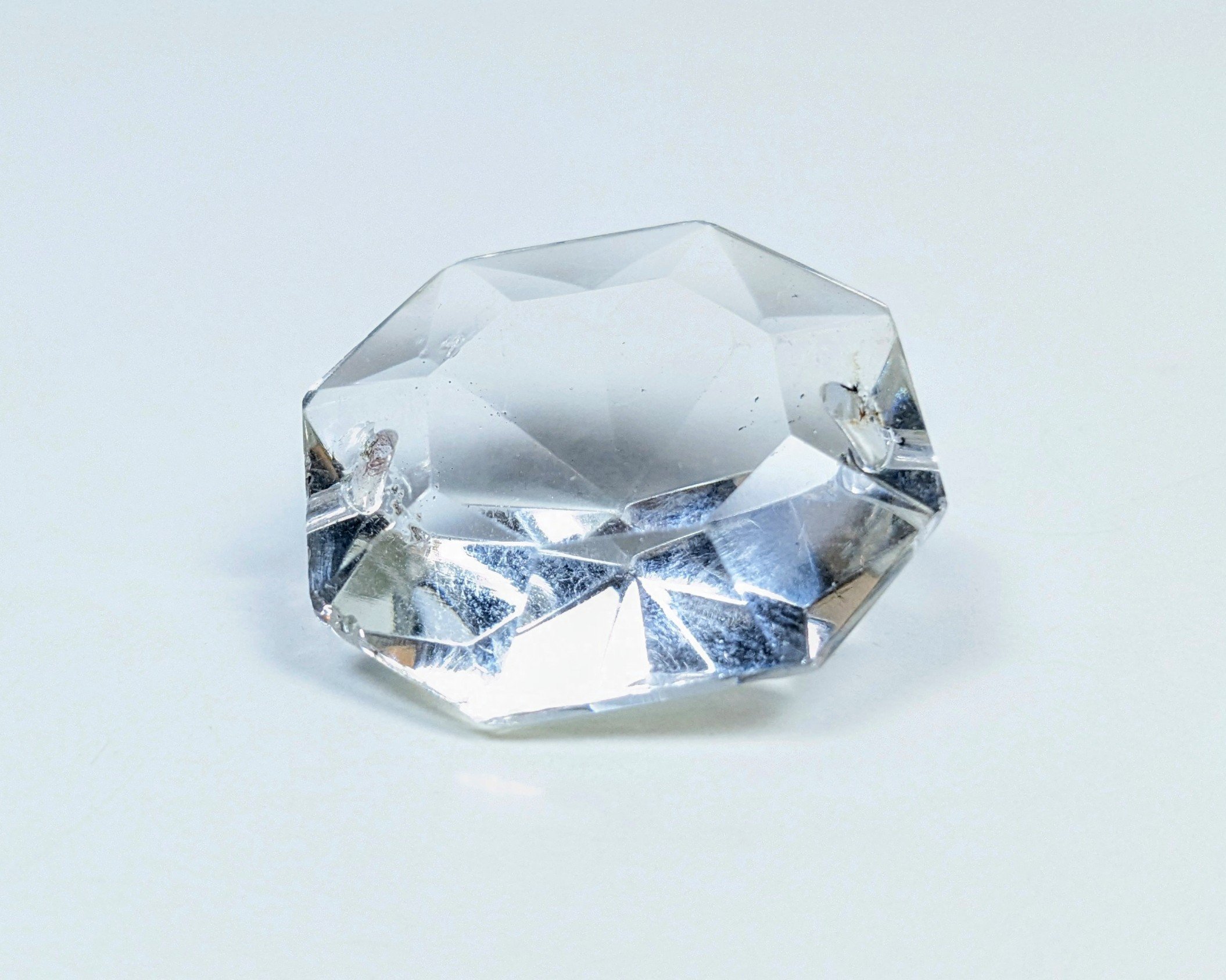 Krystal prisme til lysekrone. 28mmH. 26 mmB. 33 facet slebne sider. Brilliant Octogons