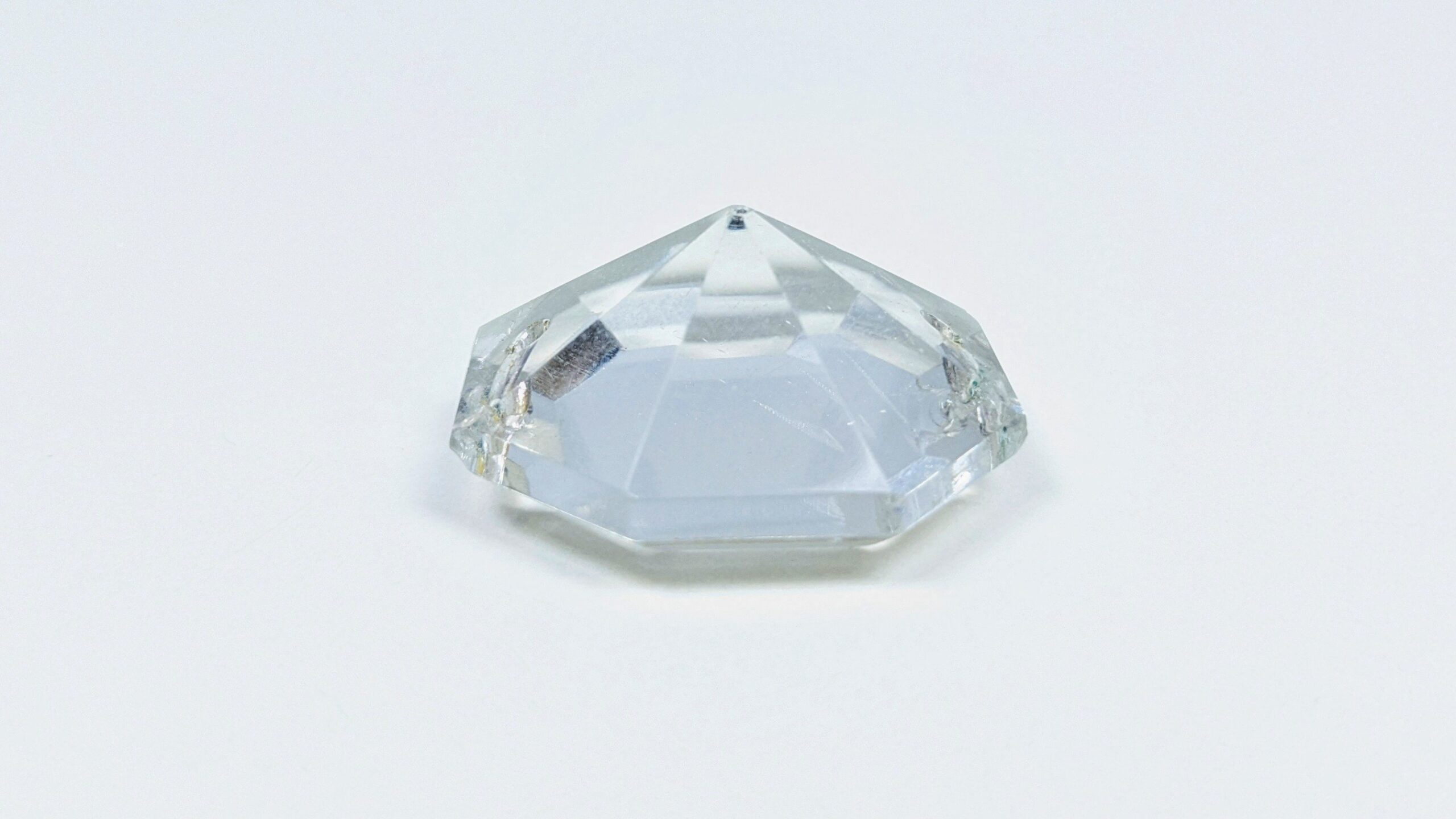 Krystal prisme til lysekrone. 26mmH. 25 mmB. 33 facet slebne sider. Brilliant Octogons