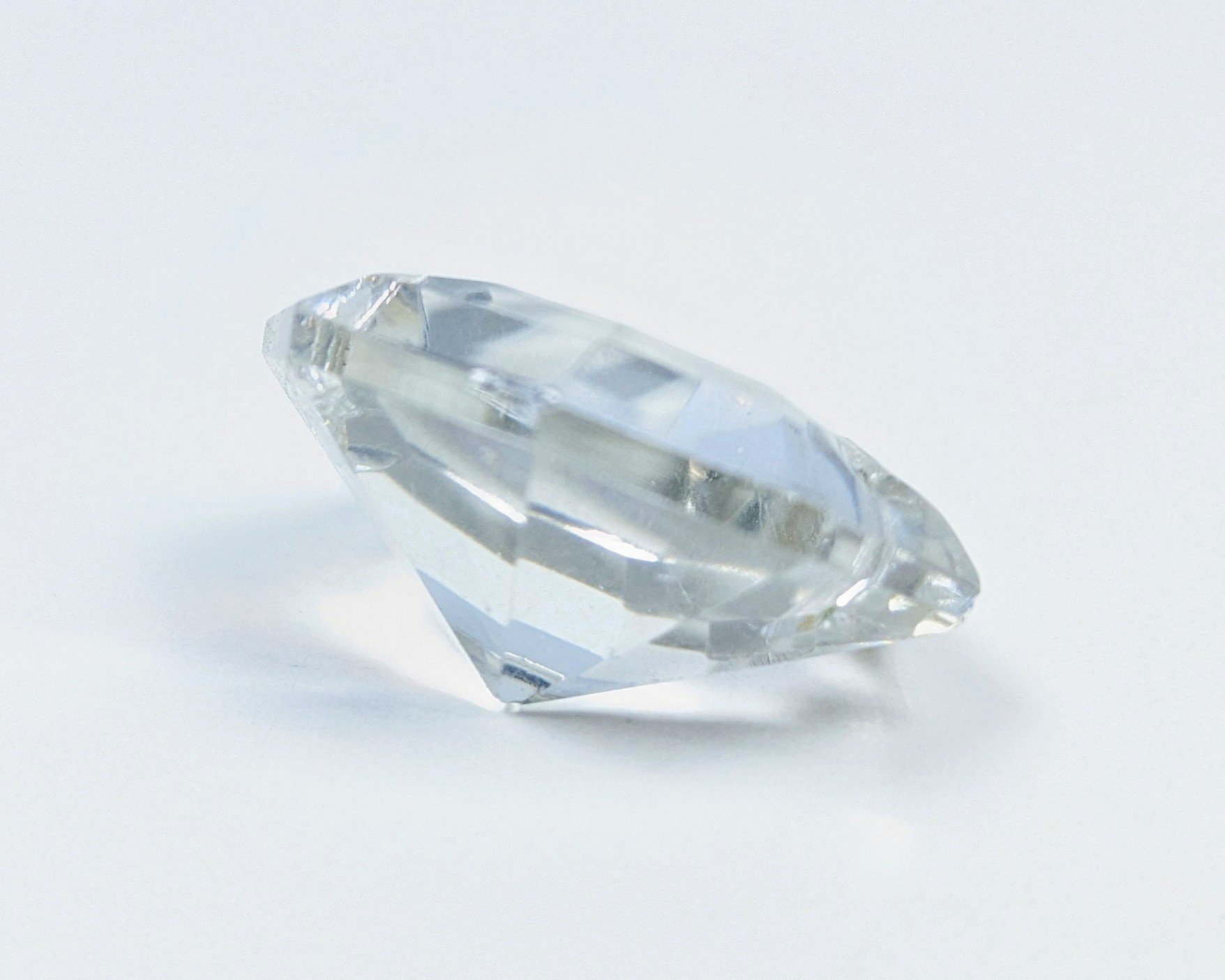 Krystal prisme til lysekrone. 26mmH. 25 mmB. 33 facet slebne sider. Brilliant Octogons