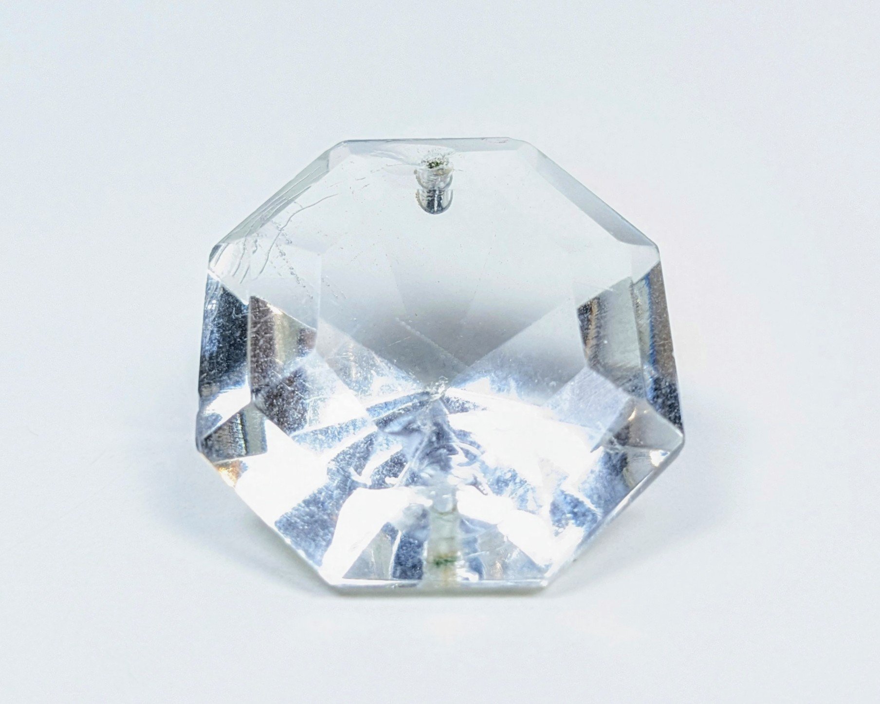 Krystal prisme til lysekrone. 26mmH. 25 mmB. 33 facet slebne sider. Brilliant Octogons