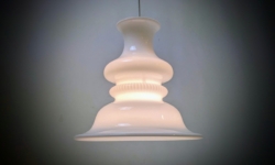 Klassisk dansk design 1980. Sidse Werner – Holmegaard. Ø26. Hvid opal. Nyt el.