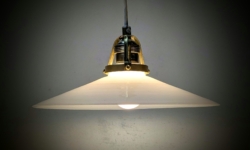 Holmegaard antik skomager pendel. Ø26, 5 – 6 cmH. Messing m.m. 1930.