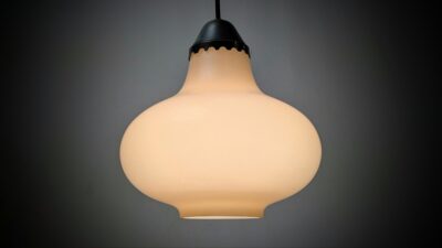 Skøn luksuriøs rosa pendel fra 1958. Ø22. Nyt el m.m. Messing og glas. Excellent condition.