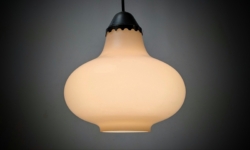 Skøn luksuriøs rosa pendel fra 1958. Ø22. Nyt el m.m. Messing og glas. Excellent condition.