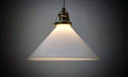 Holmegaard antik skomager pendel. Ø25, 13 cmH. Messing m.m. 1930.