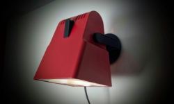 Danish design retro væglampe.  Restaureret. Vagn Dyring for Nordisk Solar, 1980, Rød