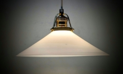 Holmegaard antik skomager pendel. Ø25,5 , 8 cmH. Messing 1920. HvidGrå nuance m. gnistre