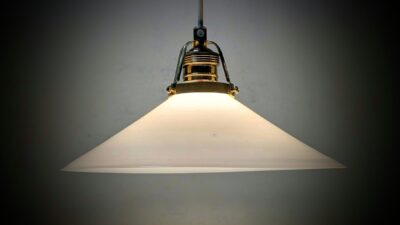 Holmegaard antik skomager pendel. Ø25,5 , 8 cmH. Messing 1920. HvidGrå nuance m. gnistre