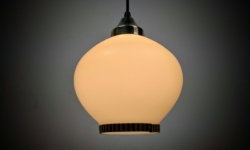 Skøn lille vintage lampe. 1950. Messing og  sandfarvet glas. Ø18. Nyt el.