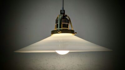 Holmegaard antik skomager pendel. Ø25 , 5,6 cmH. Messing 1920. HvidGrå nuance