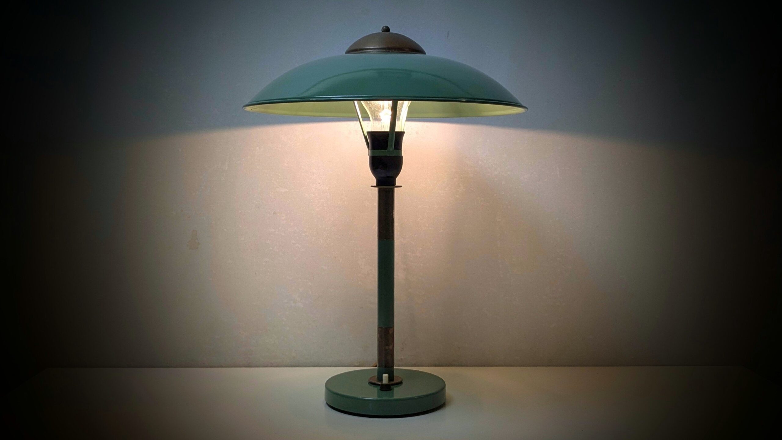 Fog og Mørup bordlampe 1940. Fuld restaureret. Messing og nylakeret. 42 cmH.