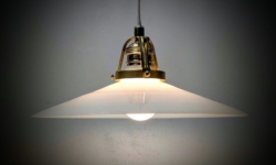 Holmegaard antik skomager pendel. Ø26,1 , 5,7 cmH. Messing 1920. Grå nuance