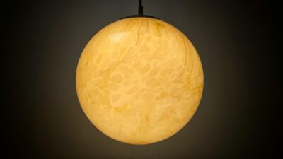 Stor Antik marmoreret kuglependel fra 1930. Ø23. Nyt el. Mørk messing ophæng.